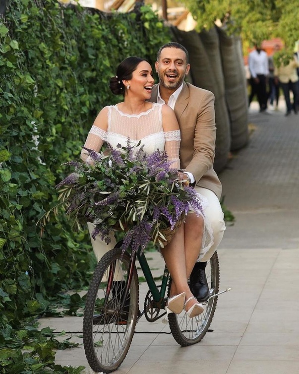 لقطة مرحة لبسنت شوقي في حفل زفافها