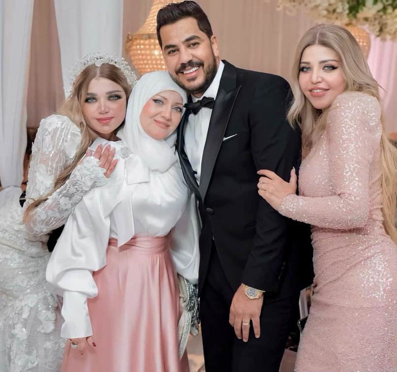 ياسمين الخطيب مع والدتها وشقيقتها في يوم الزفاف- الصورة من حساب ياسمين الخطيب على فيسبوك