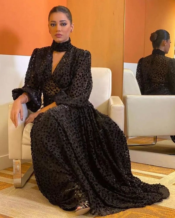 النجمة رحمة رياض-الصورة من حساب THE WORLD OF FASHION II على "انستجرام"