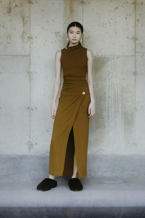تصميم شبابي أنيق وجذاب لفستان طويل مع فتحة من Proenza Schouler 