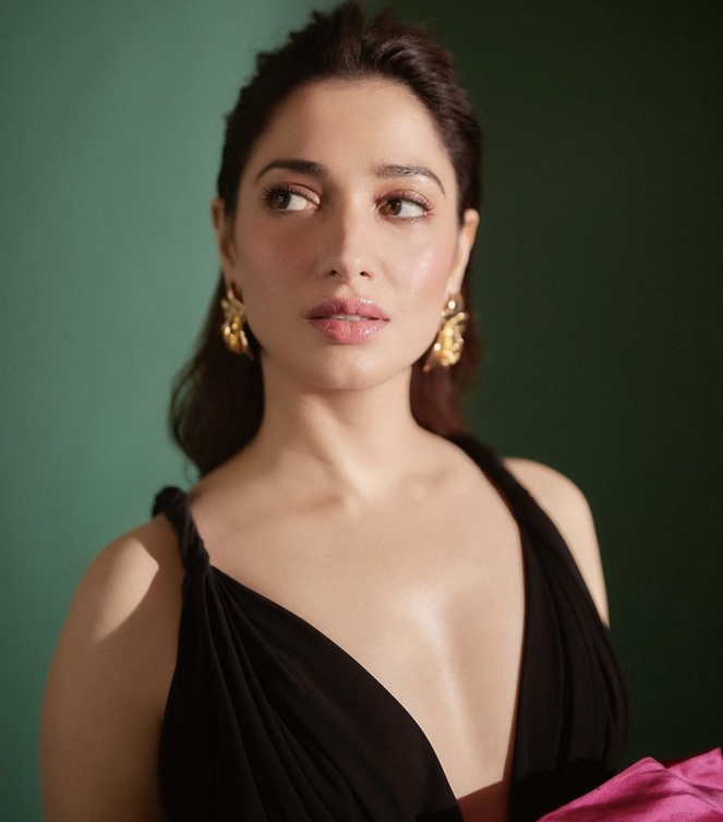 خطوات تطبيق مكياج وردي خفيف للبشرة الحنطية على طريقة تامانا بهاتيا Tamanna Bhatia - الصورة من حسابها على انستغرام