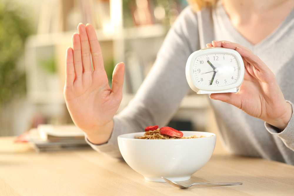 كيف يساعدك نظام الصيام المتقطع على الوقاية من الزهايمر