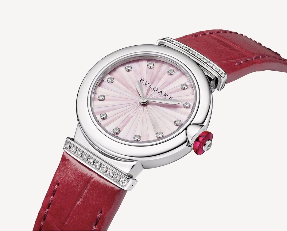 ساعة نسائية حمراء من Bvlgari