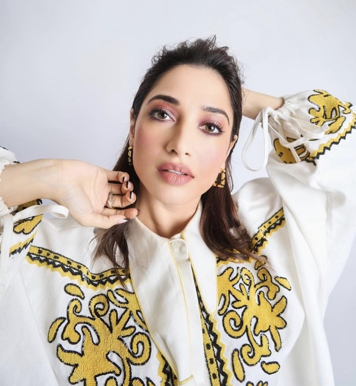 مكياج وردي خفيف للبشرة الحنطية بأسلوب Tamanna Bhatia - من حساب خبير الشعر والمكياج فلوريان هوريل الصورة