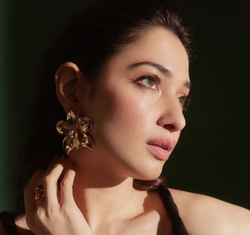 مكياج وردي خفيف للبشرة الحنطية بأسلوب Tamanna Bhatia - الصورة من حساب خبير الشعر والمكياج فلوريان هوريل Florian Hurel على انستغرام