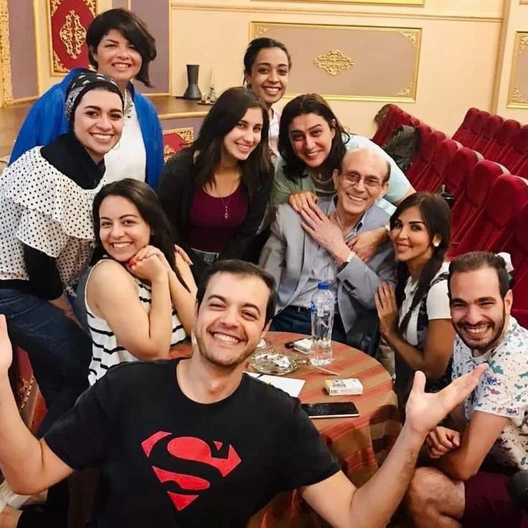 وفاء صادق في كواليس مسرحية "عيلة اتعملها بلوك"