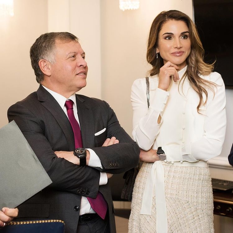القميص الأبيض صديق إطلالات الملكة رانيا