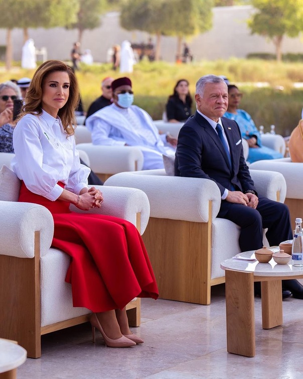 في الإطلالات الرسمية القميص الأبيض من خيارات الملكة المميّزة 