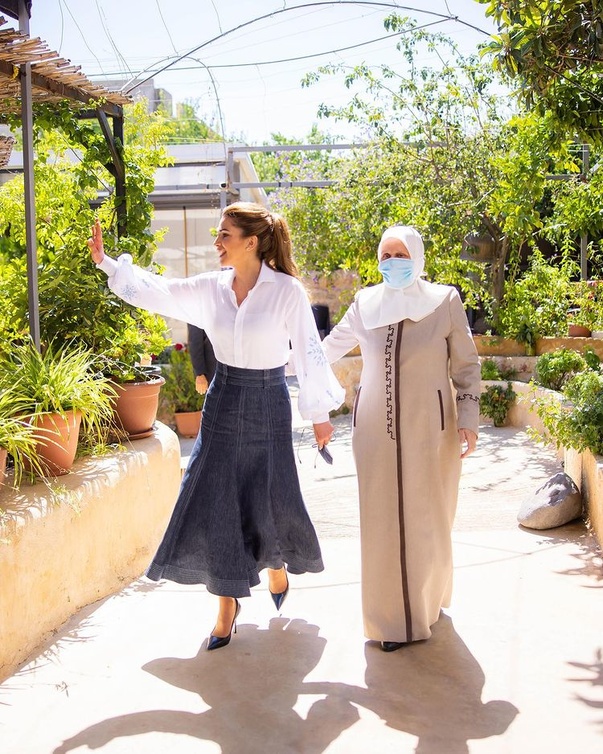الملكة رانيا بإطلالة كاجوال شيك نسقت بها قميص أبيض مع تنورة ميدي دنيم