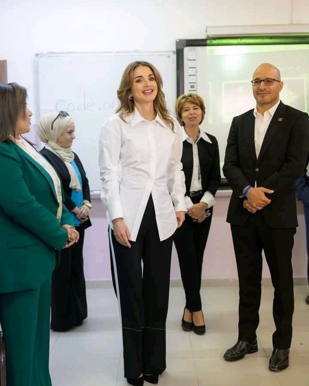 الملكة رانيا بتنسيق شيك أنيق رسمي في أجدد إطلالاتها 