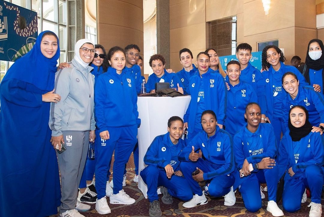 وصورة أخرى تجمع نوف اليوسف مدربة اللياقة البدنية للفريق النسائي بنادي الهلال السعودي