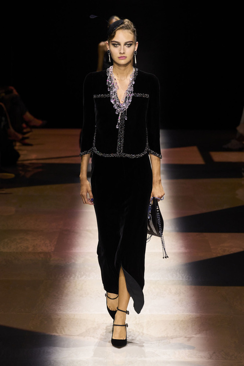 الجاكيت القصير مع التنورة المخملية الطويلة من دار Armani Prive