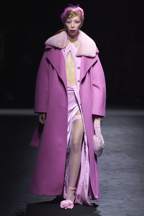  اطلالة باللون الزهري من Blumarine