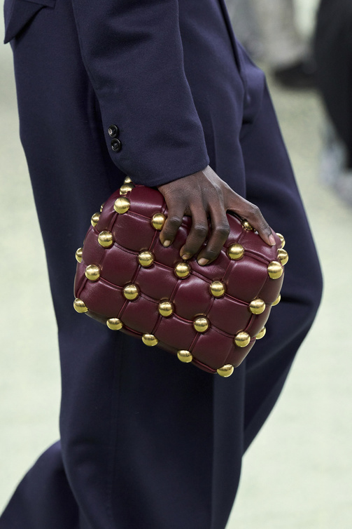 حقائب يد جلدية باللون البني مع حبيبات اللؤلؤ الذهبية من دار Bottega Veneta