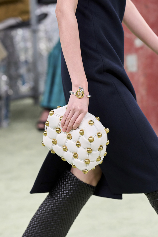 حقائب يد جلدية باللون الابيض مع حبيبات اللؤلؤ الذهبية من دار Bottega Veneta