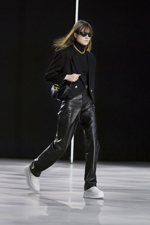 إطلالة عصرية باللون الأسود من سيلين Celine