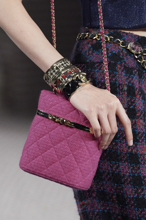 حقائب يد مربعة باللون الوردي من دار CHANEL