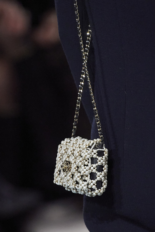 حقائب يد مربعة مع حبيبات اللؤلؤ البيضاء من توقيع دار CHANEL
