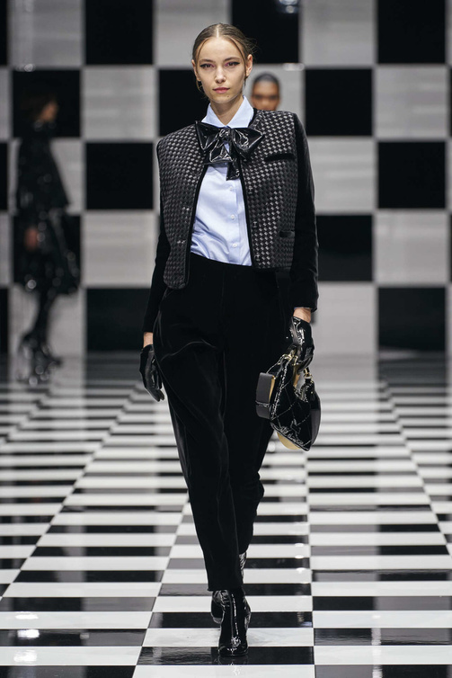 الجاكيت القصير مع البنطلون المخملي من دار Emporio Armani