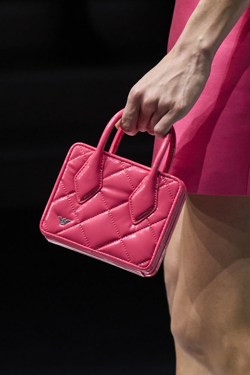 حقائب يد مربعة باللون الوردي القوي من دار Emporio Armani