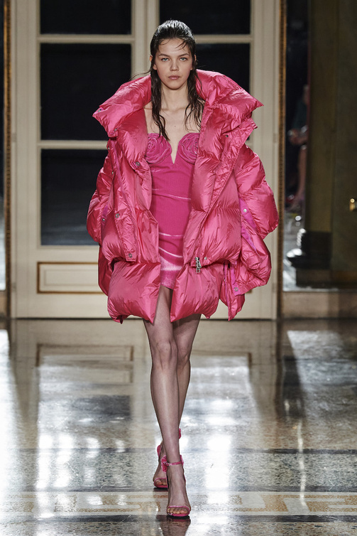  تصميم عصري باللون الزهري من Ermanno Scervino