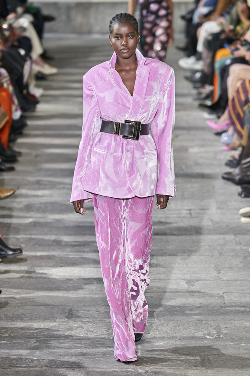 بدلة رسمية باللون الزهري من Etro 