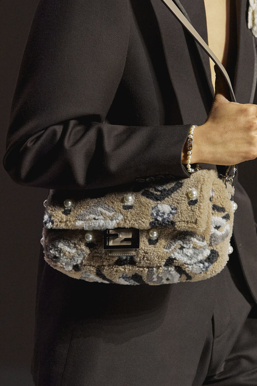 حقائب يد من الفرو مع حبيبات اللؤلؤ البيضاء من دار Fendi