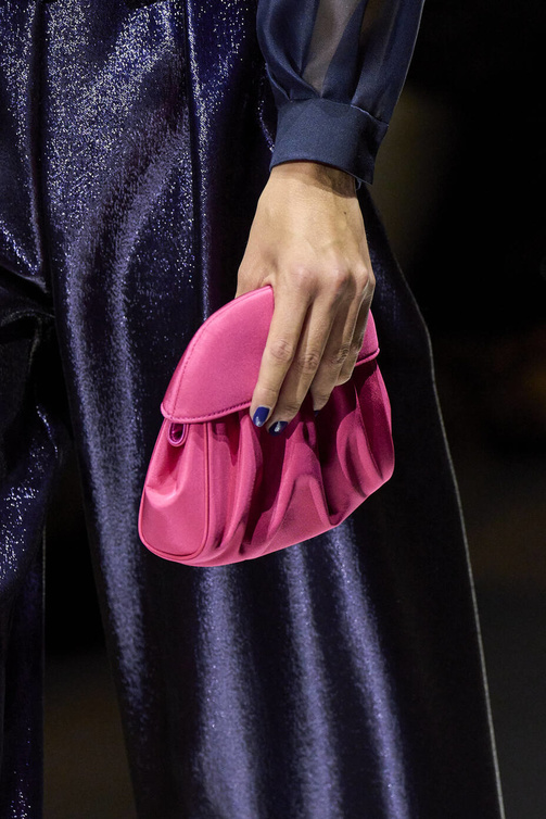 حقائب يد صغيرة باللون الوردي من دار Giorgio Armani