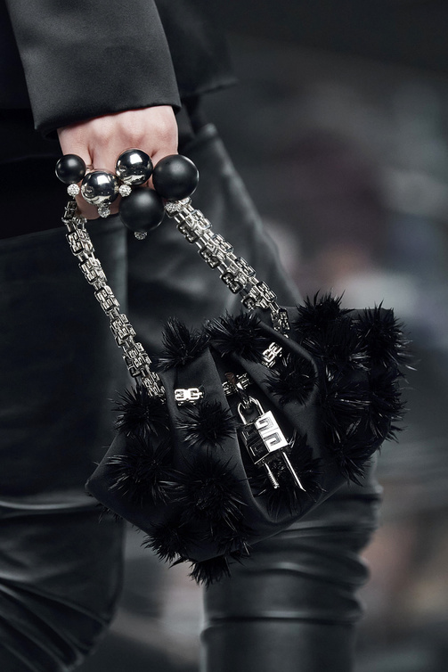 حقائب يد عصرية مع حبيبات اللؤلؤ النافرة والسلاسل من توقيع دار Givenchy