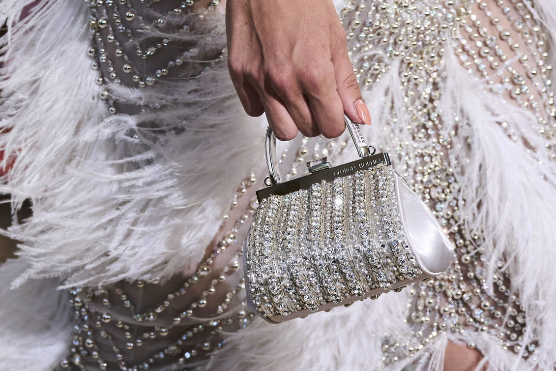 حقائب يد صغيرة مع حبيبات اللؤلؤ والكريستال من دار Georges Hobeika