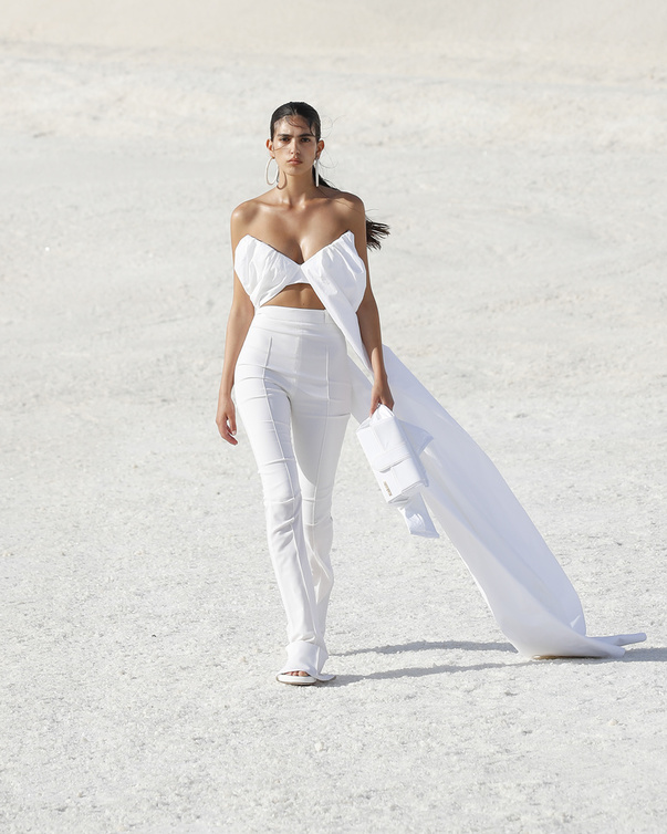 كروب توب من دون أكمام باللون الأبيض من جاكيموس Jacquemus