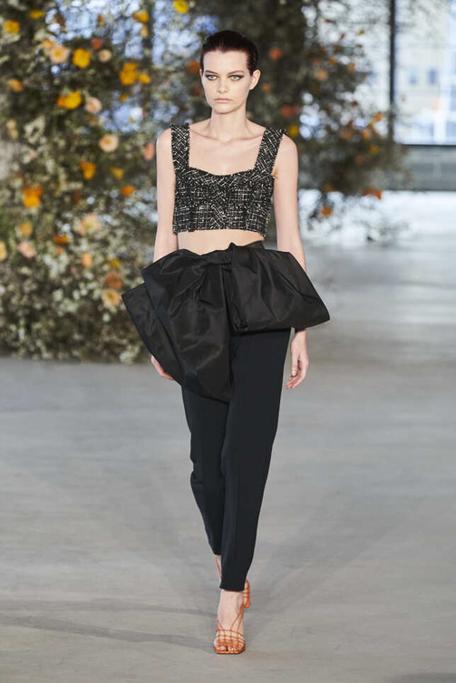 تنسيق كروب توب باللونين الأسود والأبيض مع صندل مفتوح باللون البرتقالي في عرض جايسون وو Jason Wu
