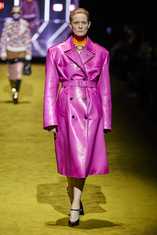  معطف من الجلد باللون الزهري من Prada