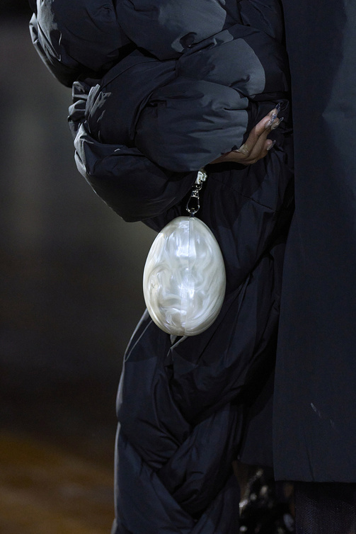 حقائب يد صغيرة على شكل حبة لؤلؤ كبيرة من دار Simone Rocha