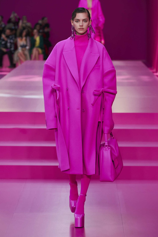 معاطف بتدرجات اللون الزهري والقصة الفضفاضة من دار Valentino