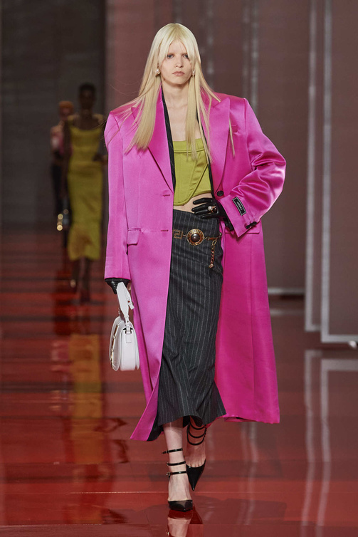 معاطف بتدرجات اللون الزهري والقصة المستقيمة من دار Versace