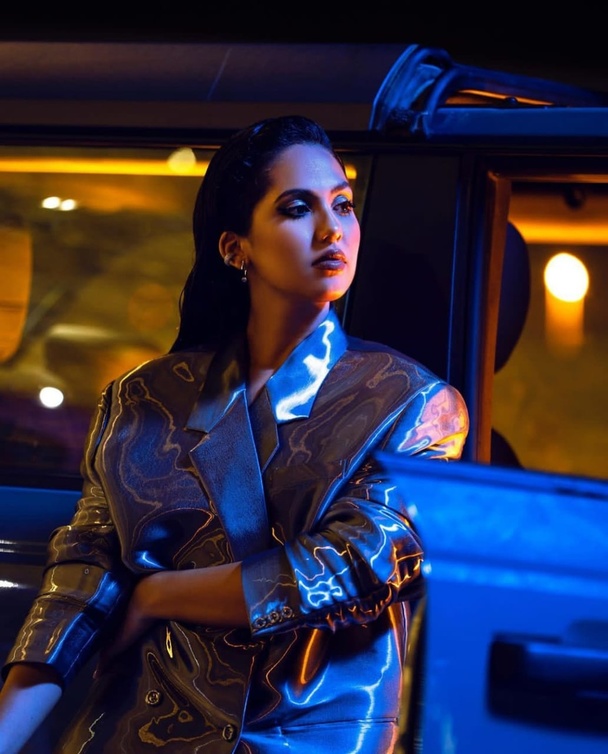 منال تنسق مكياك إطلالتها