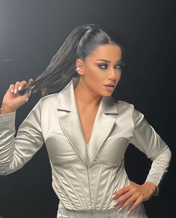 ستايل رحمة بفستان باللون الأبيض