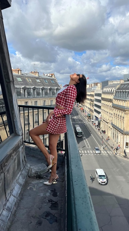 ريم السعيدي بطقم مطبوع بنقشة الكاروهات باللون الأحمر والأبيض من توقيع Alessandra Rich