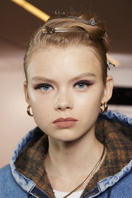 اجمل رسمات الآيلاينر العريض مع الظلال المات من دار Moschino