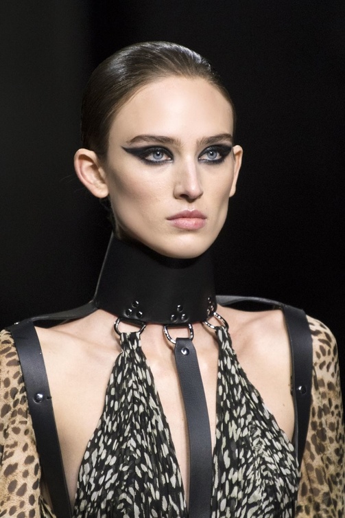 رسمات الآيلاينر السموكي مع الظلال السوداء من دار Roberto Cavalli
