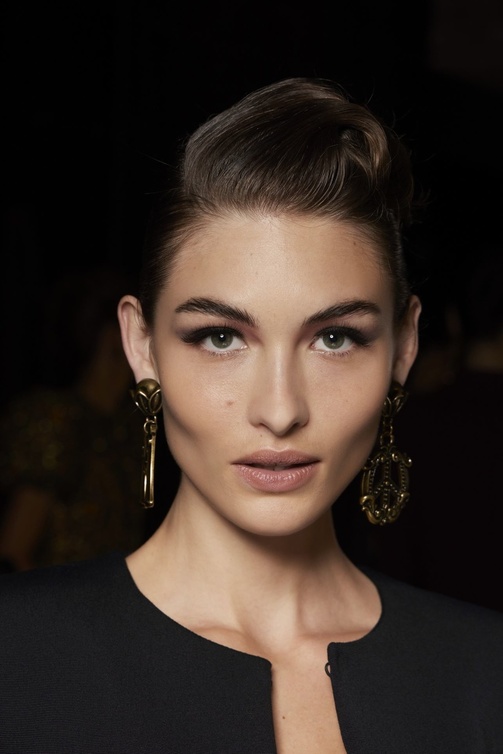 رسمات الآيلاينر العريض مع الظلال المات من دار Moschino