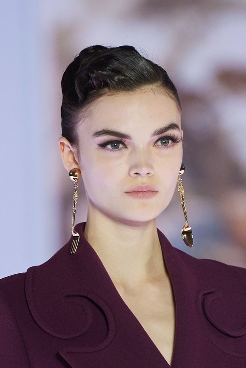 رسمات الآيلاينر العريض مع الظلال المجنحة من دار Moschino