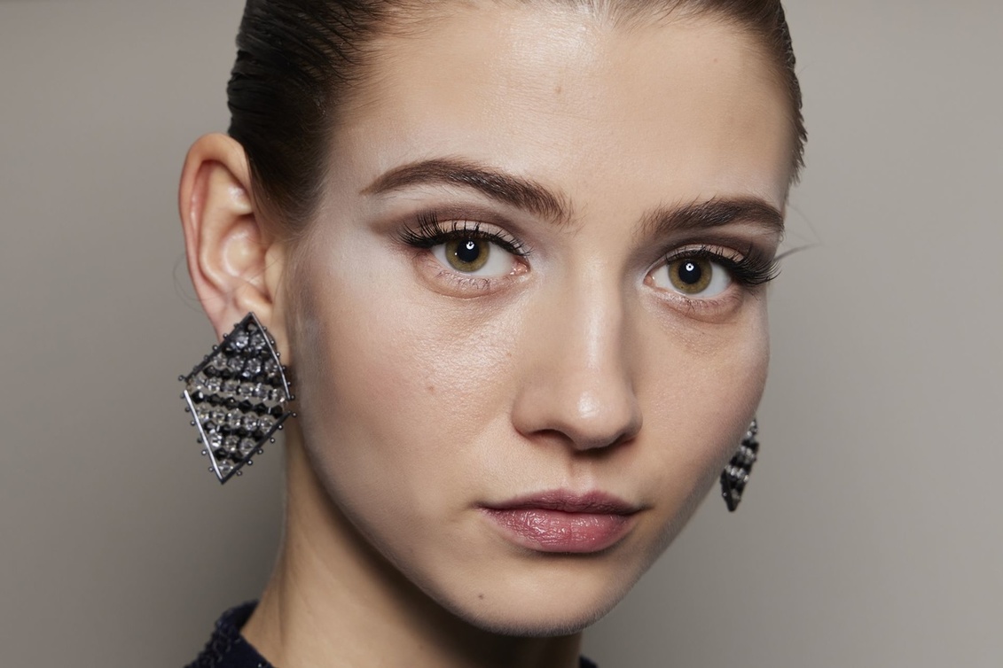 رسمات الآيلاينر مع الظلال البنية على طريقة Giorgio Armani