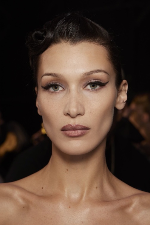 رسمات الآيلاينر مع الظلال المجنحة من دار Moschino