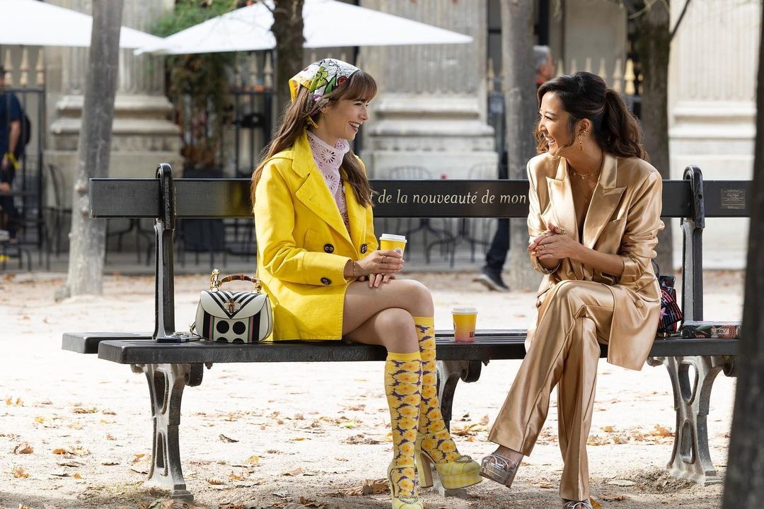 ليلي كولينز باطلالة صفراء في مسلسل "Emily in Paris"