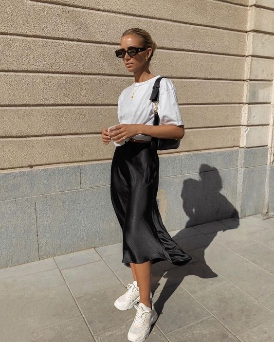 الـ Slip skirt مع التي شيرت للوك كاجوال