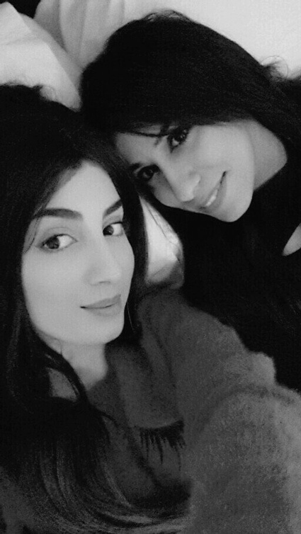 سهيلة بن لشهب تنشر صورة مع شقيقتها