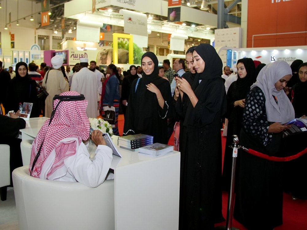 عبيد محمد الجريشي كتابه الجديد بعنوان اثناء حفل توقيع برق المزون