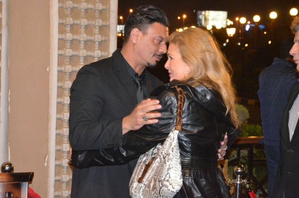 يسرا تقدم واجب العزاء في والدة الفنان عباس أبو الحسن